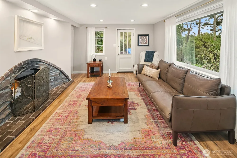 15828 25th Avenue SW Burien, WA 98166