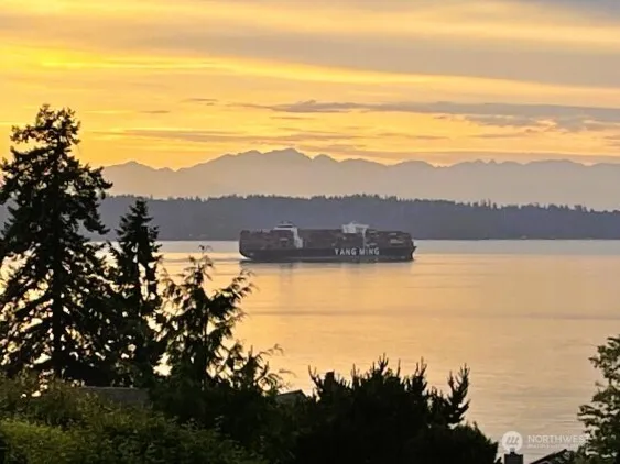 15828 25th Avenue SW Burien, WA 98166