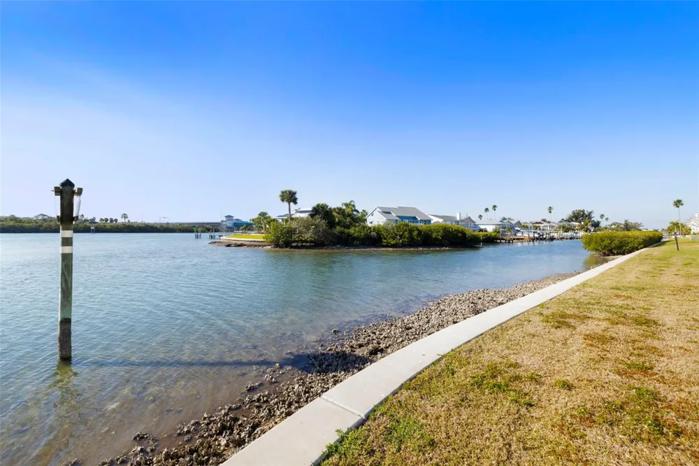 1 WINDRUSH BOULEVARD #19 Indian Rocks Beach, FL 33785