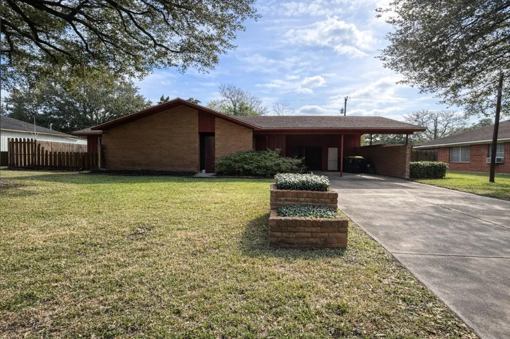 714 Frankie Wharton, TX 77488