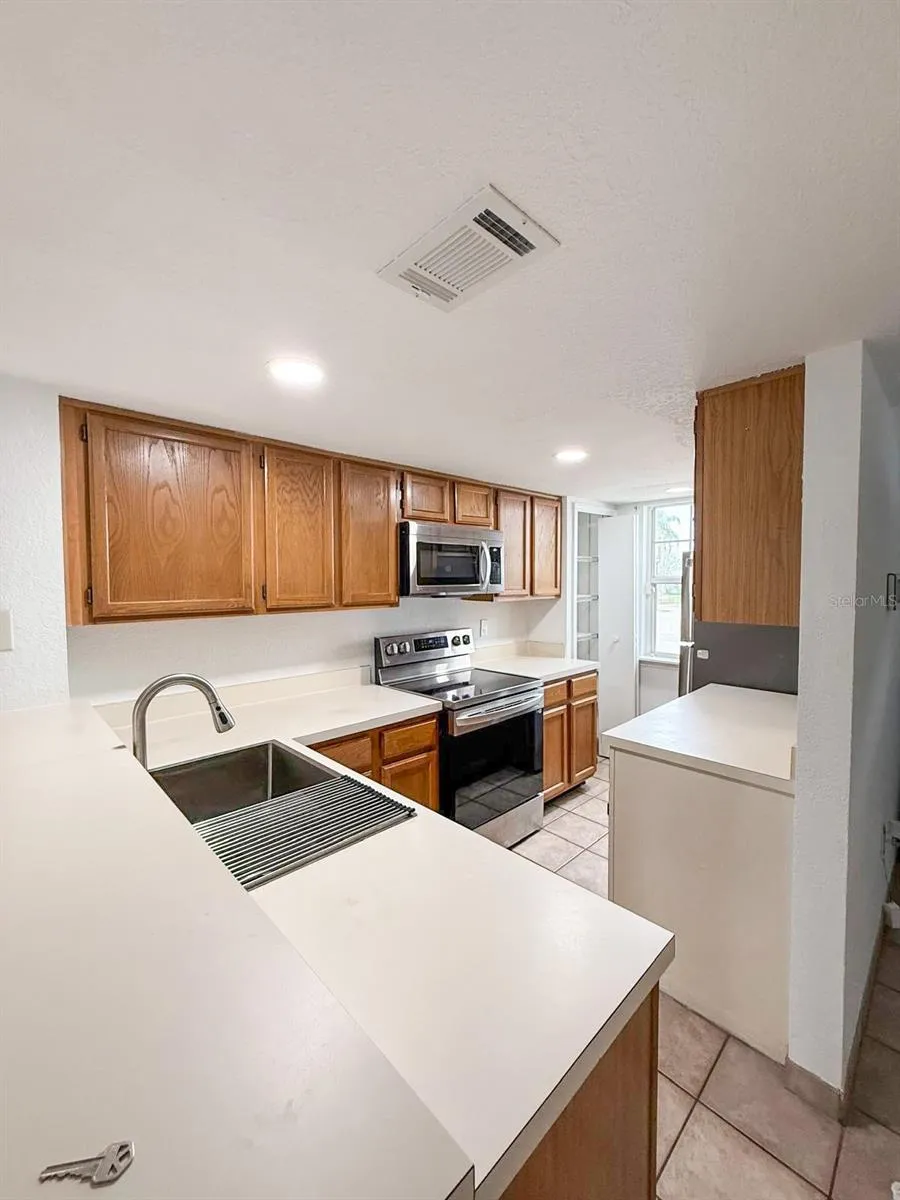 7522 HOLLOWELL DRIVE Tampa, FL 33615