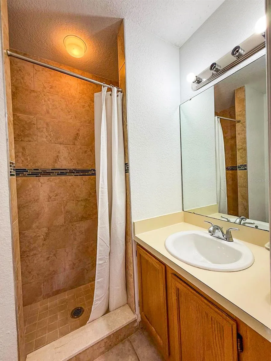 7522 HOLLOWELL DRIVE Tampa, FL 33615