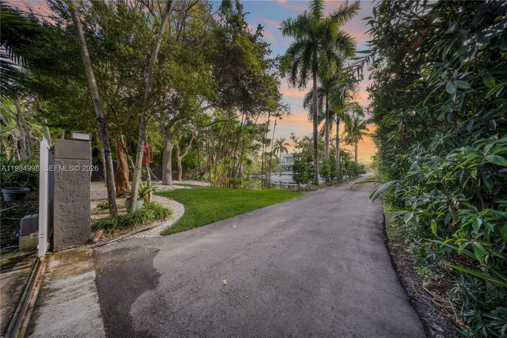 5981 SW 136th St Pinecrest, FL 33156