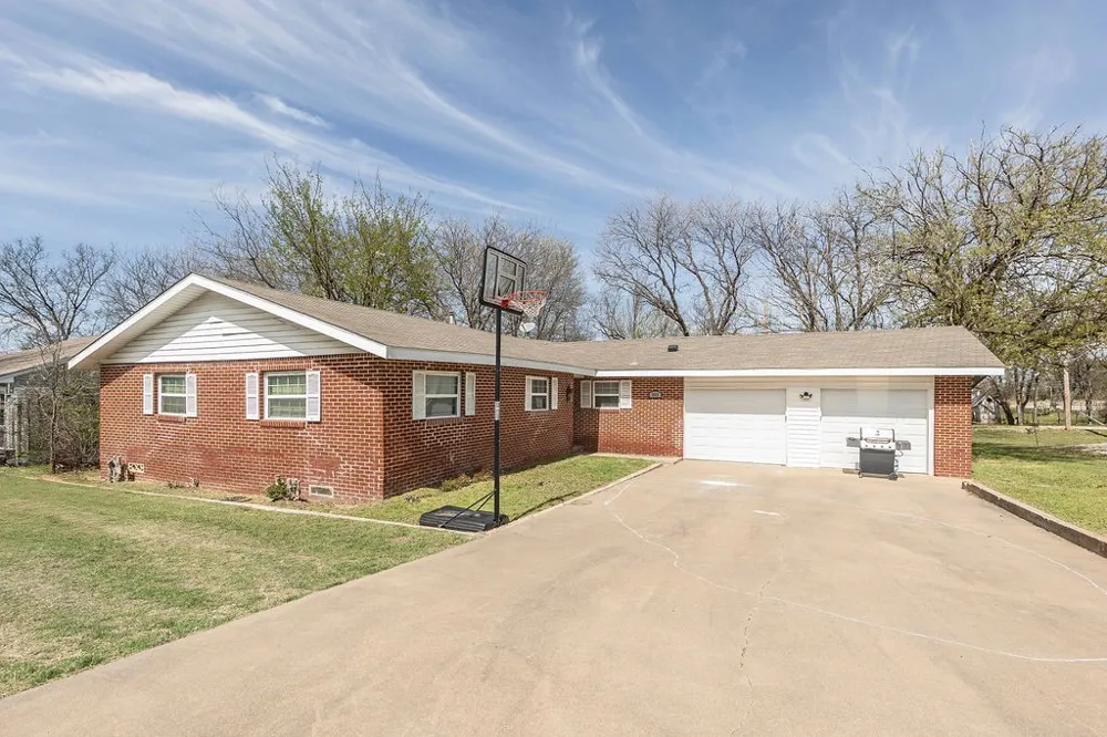 809 E Highway 82 Nocona, TX 76255