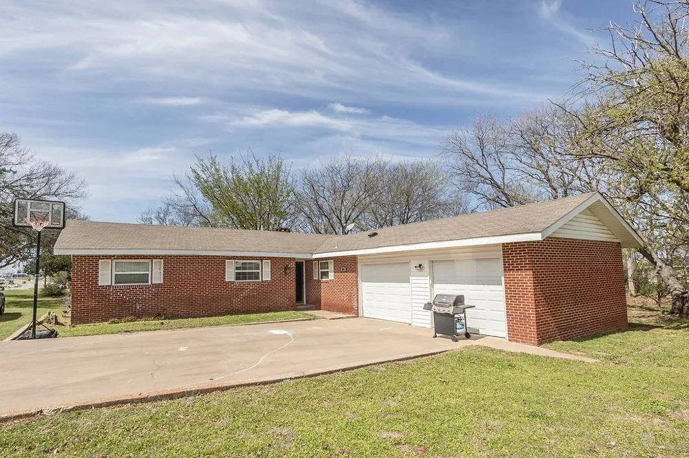 809 E Highway 82 Nocona, TX 76255