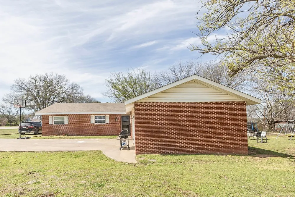 809 E Highway 82 Nocona, TX 76255