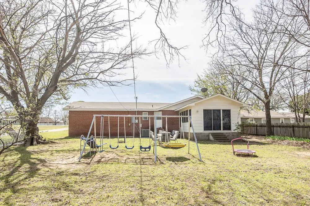 809 E Highway 82 Nocona, TX 76255
