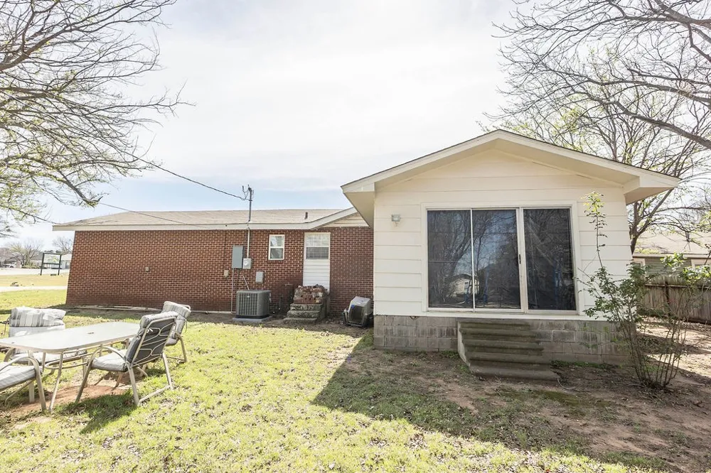 809 E Highway 82 Nocona, TX 76255