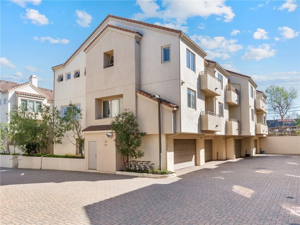 305 Kansas Street #D