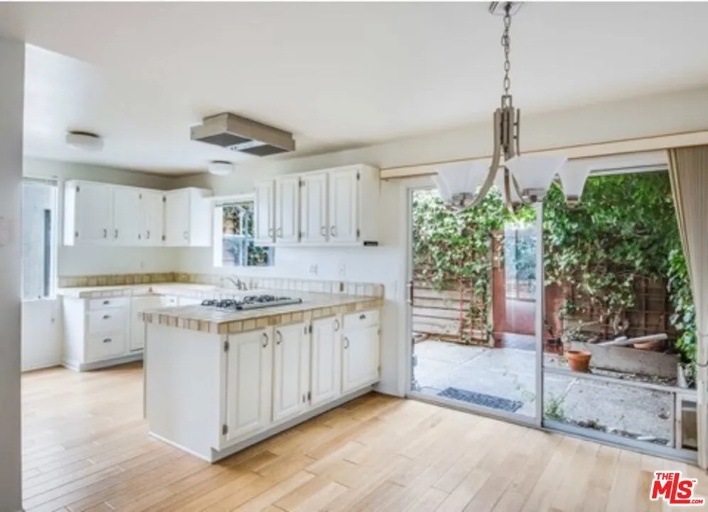 6232 TAPIA DRIVE #A Malibu, CA 90265
