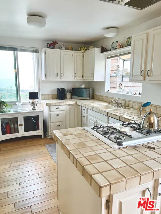 6232 TAPIA DRIVE #A Malibu, CA 90265
