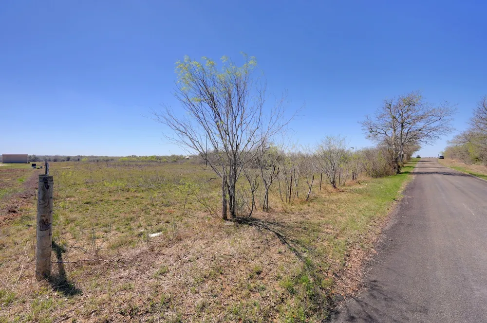 Cr 397 Waelder, TX 78959