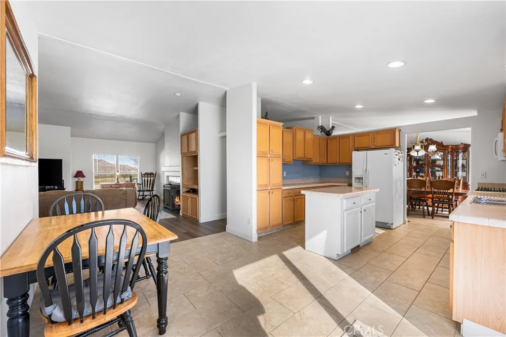 9890 Sue Ave Rosamond, CA 93560