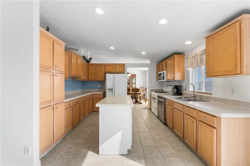 9890 Sue Ave Rosamond, CA 93560