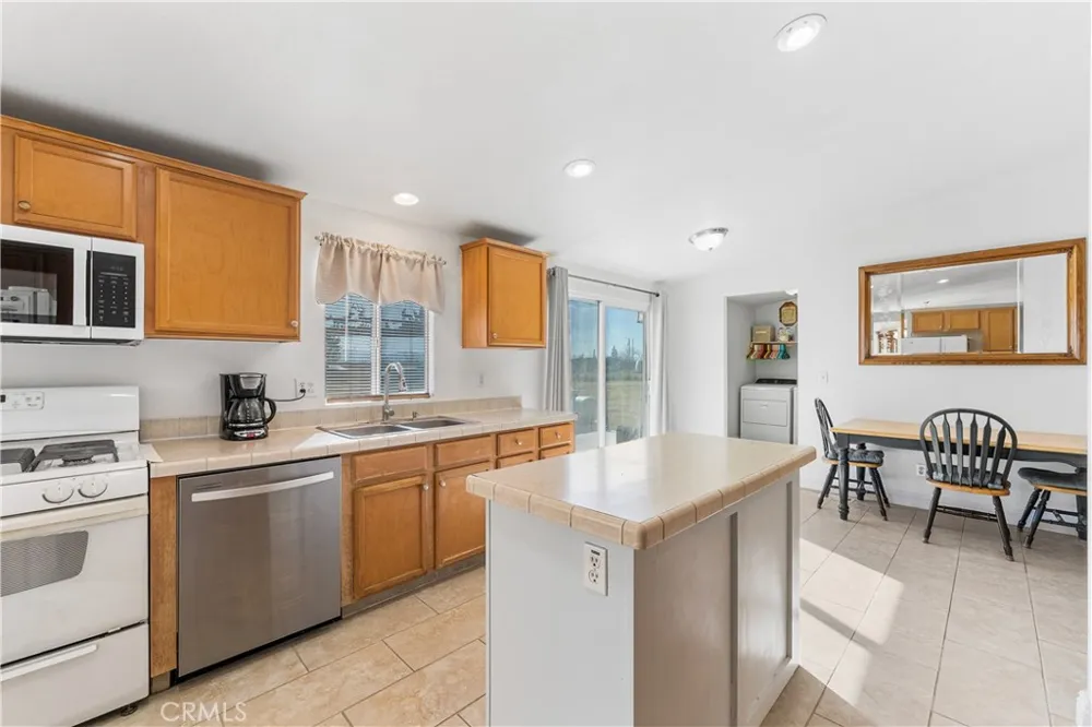 9890 Sue Ave Rosamond, CA 93560