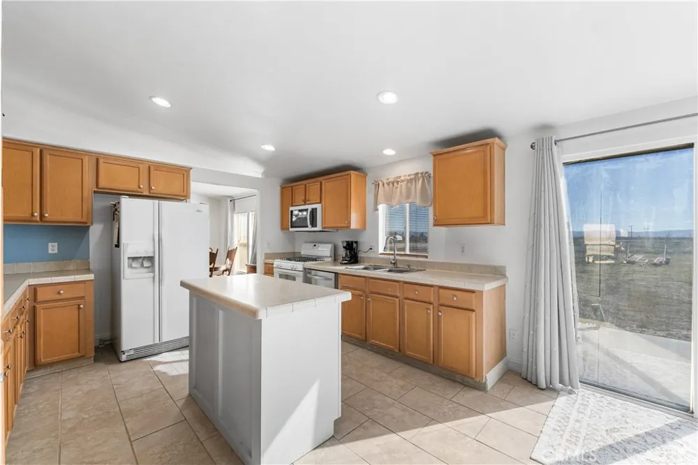 9890 Sue Ave Rosamond, CA 93560
