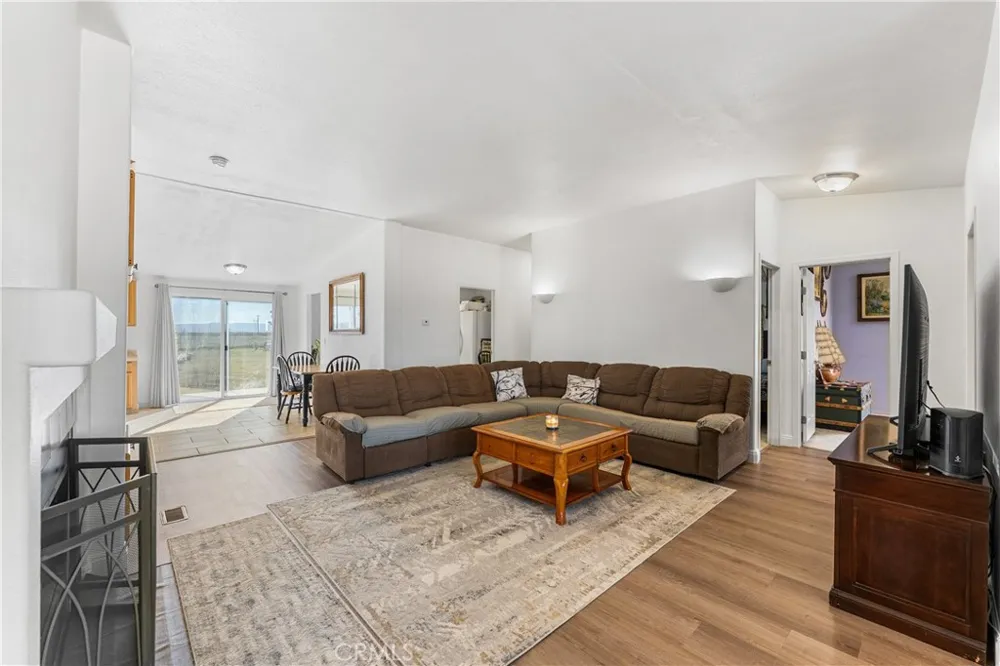 9890 Sue Ave Rosamond, CA 93560