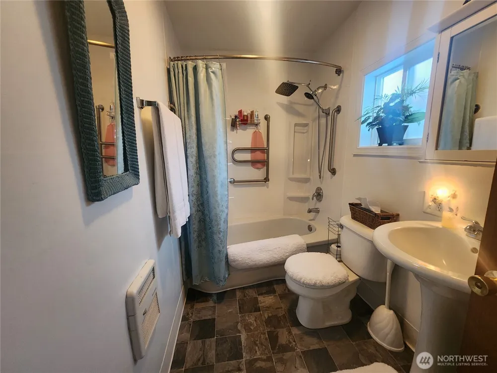 117 J STREET Cosmopolis, WA 98537