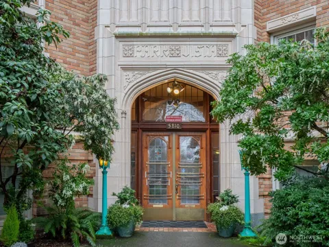 5810 NE Cowen Place #305