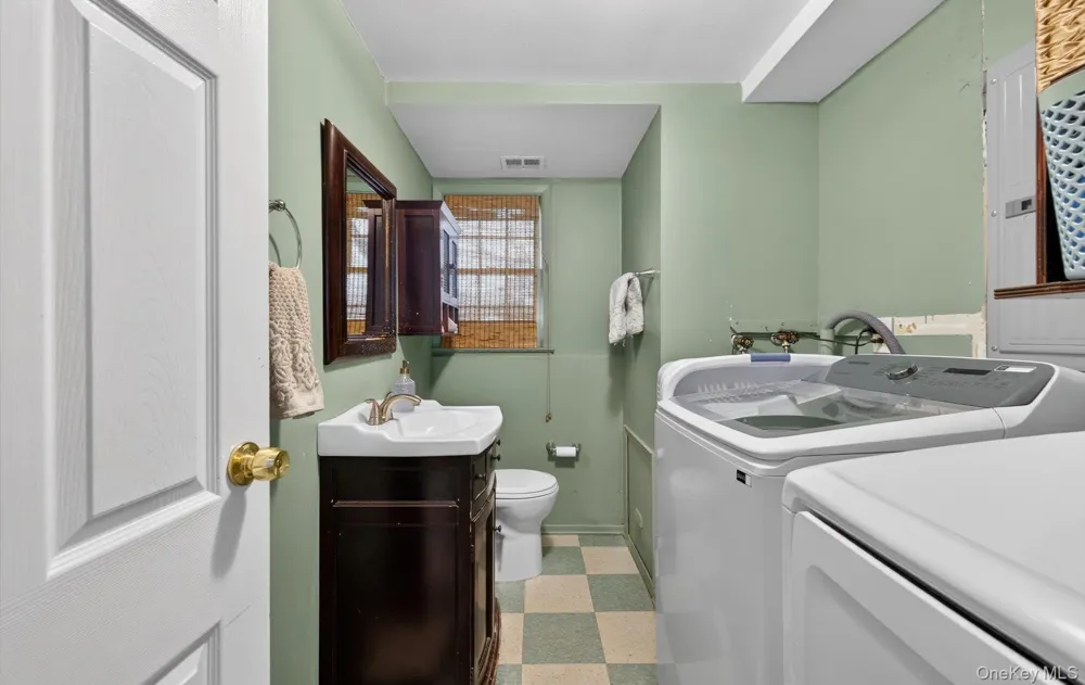 372 Clay Pitts Road East Northport, NY 11731