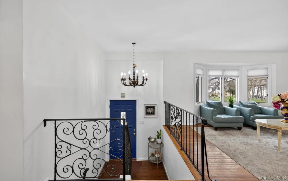 372 Clay Pitts Road East Northport, NY 11731