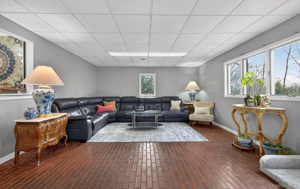 372 Clay Pitts Road East Northport, NY 11731