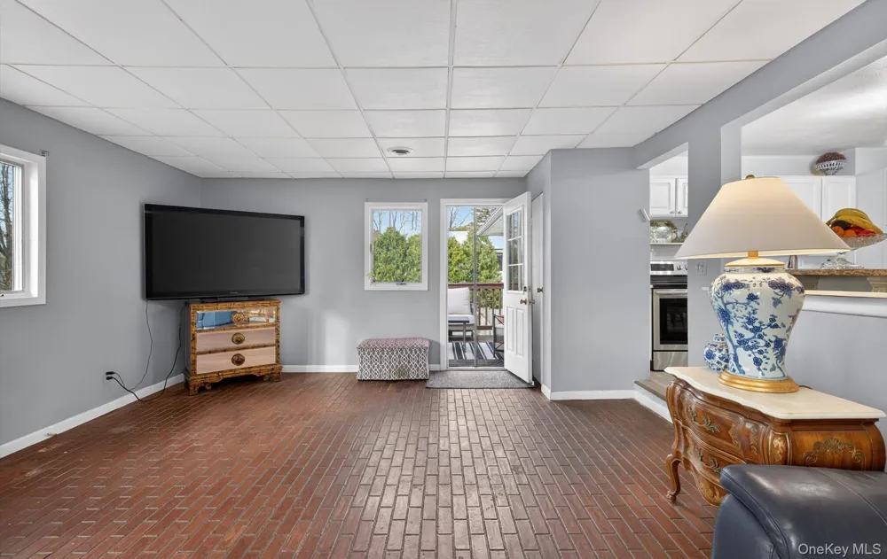 372 Clay Pitts Road East Northport, NY 11731