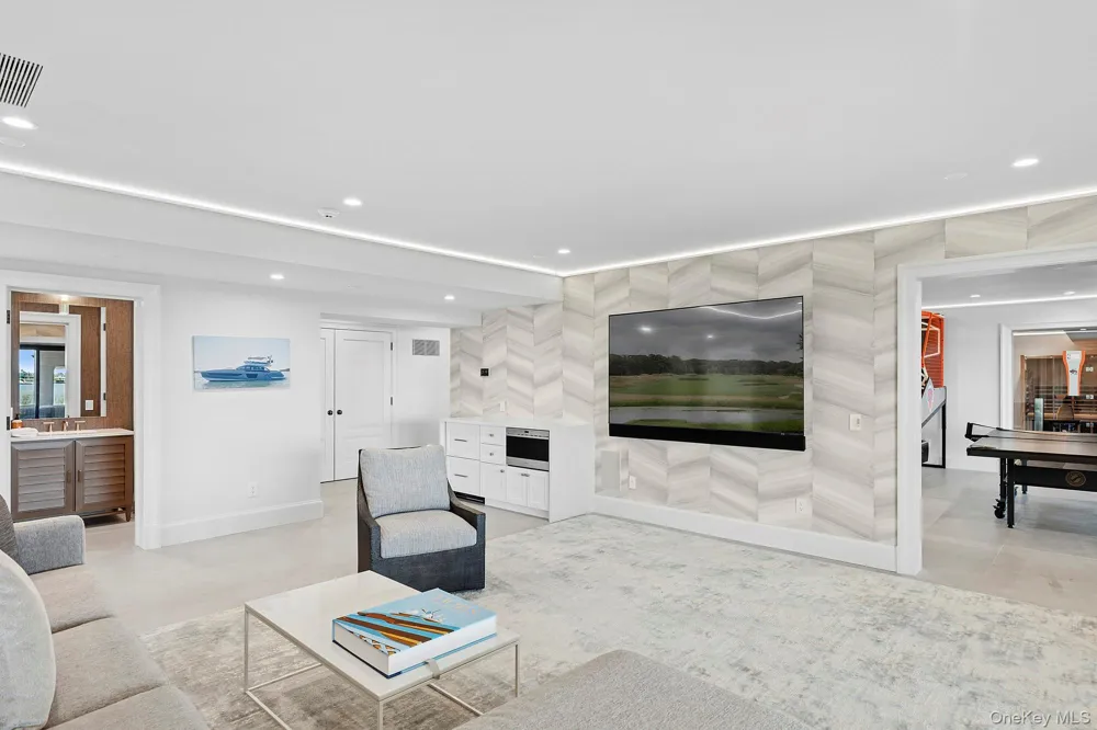 34 Westbridge Road Westhampton Beach, NY 11978