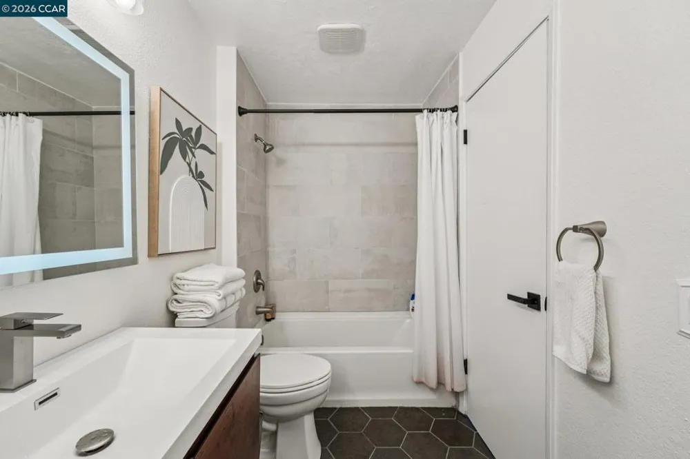 2 Lakeview Ct Novato, CA 94947