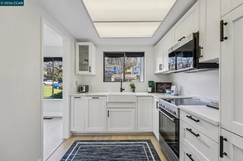 2 Lakeview Ct