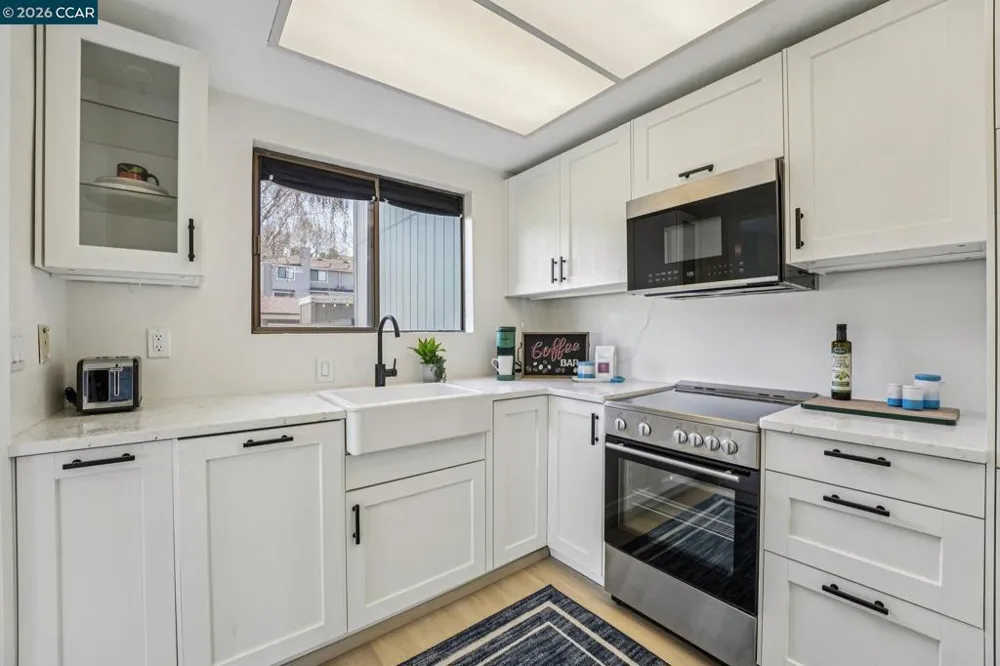2 Lakeview Ct Novato, CA 94947
