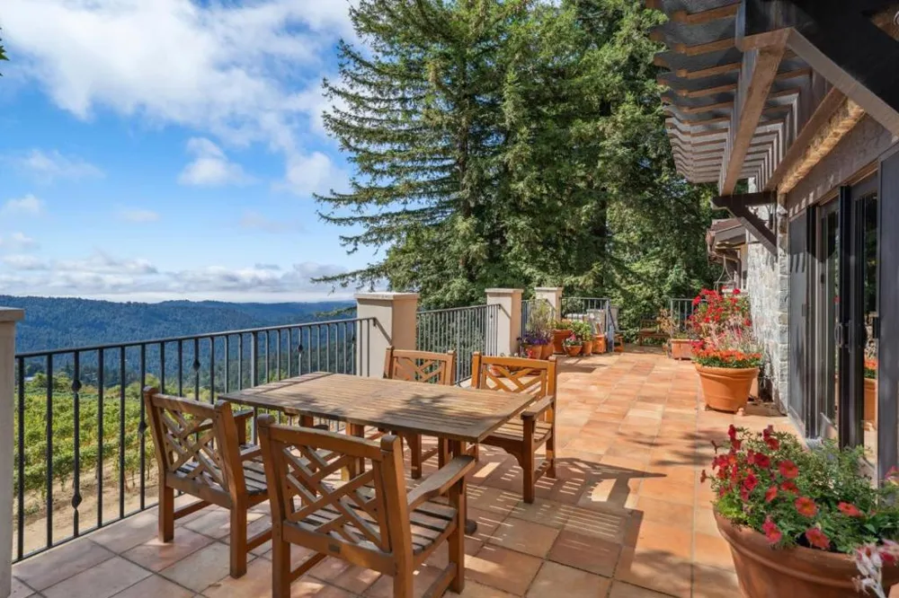 25200 Loma Prieta Avenue Los Gatos, CA 95033