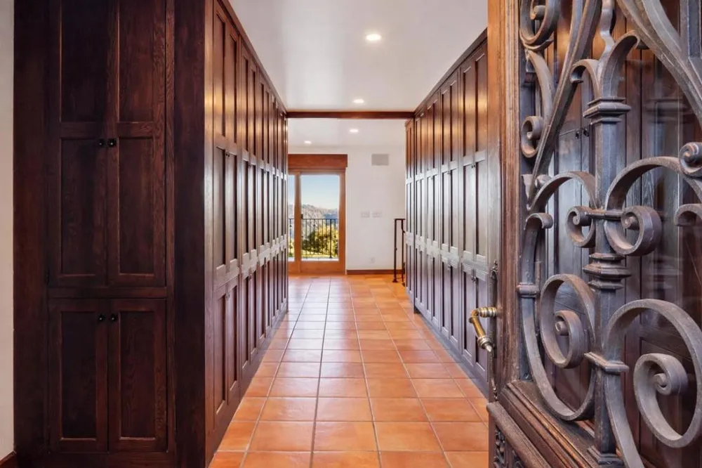 25200 Loma Prieta Avenue Los Gatos, CA 95033