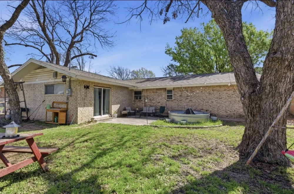 1224 Texas Street De Leon, TX 76444