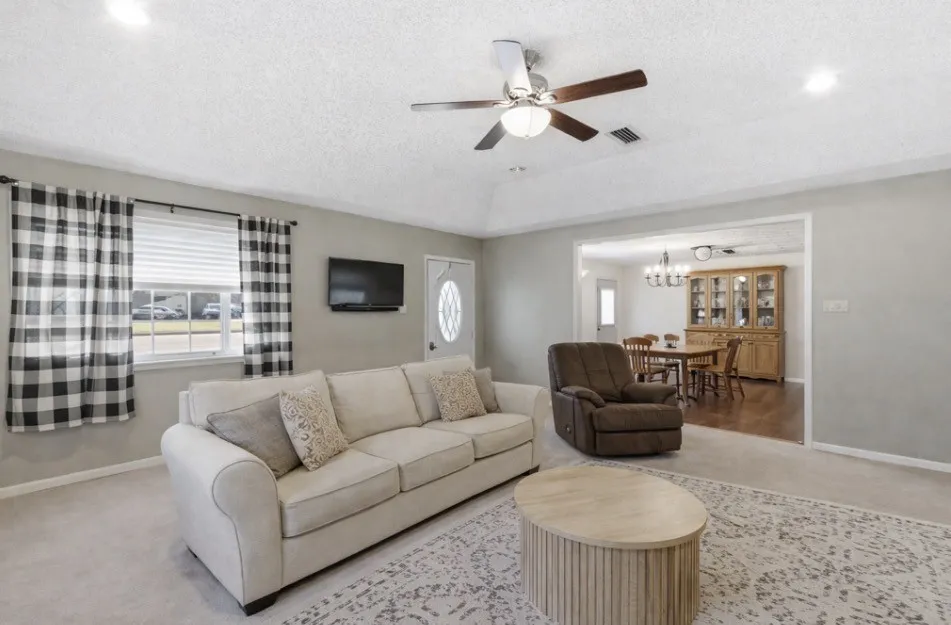 1224 Texas Street De Leon, TX 76444
