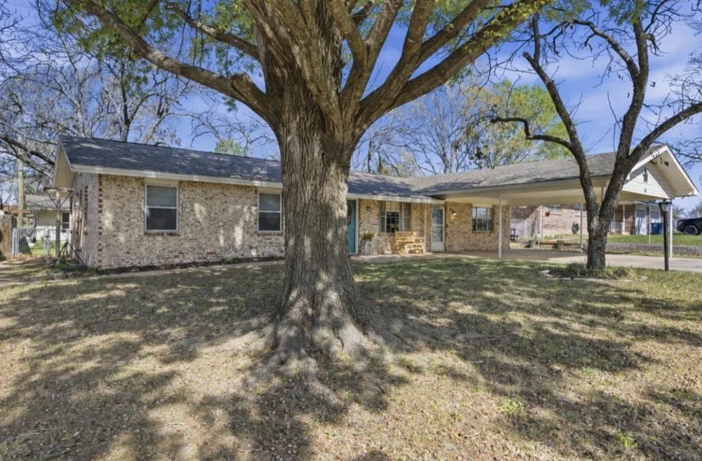 1224 Texas Street De Leon, TX 76444