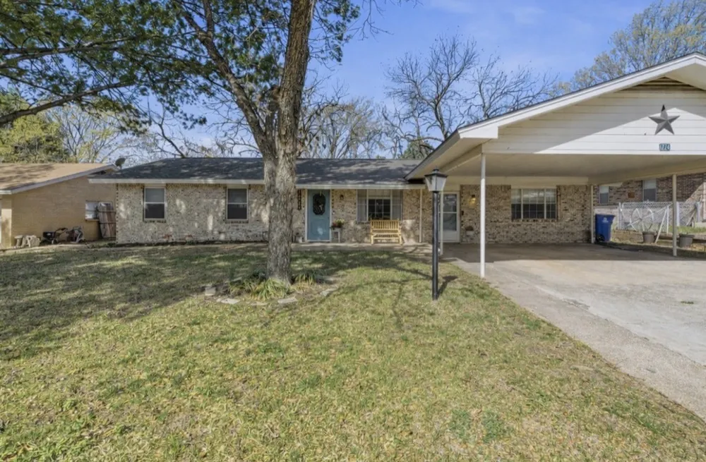 1224 Texas Street De Leon, TX 76444