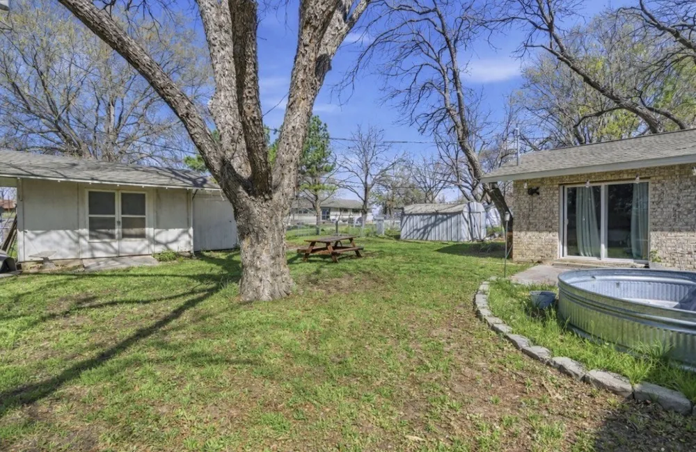 1224 Texas Street De Leon, TX 76444