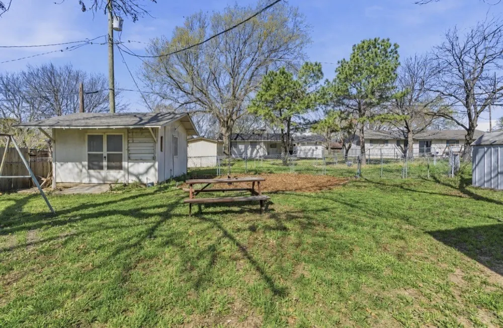 1224 Texas Street De Leon, TX 76444