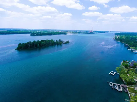 Swan Island Drive