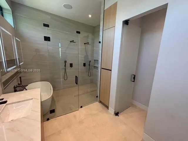 2161 NE 124th St North Miami, FL 33181