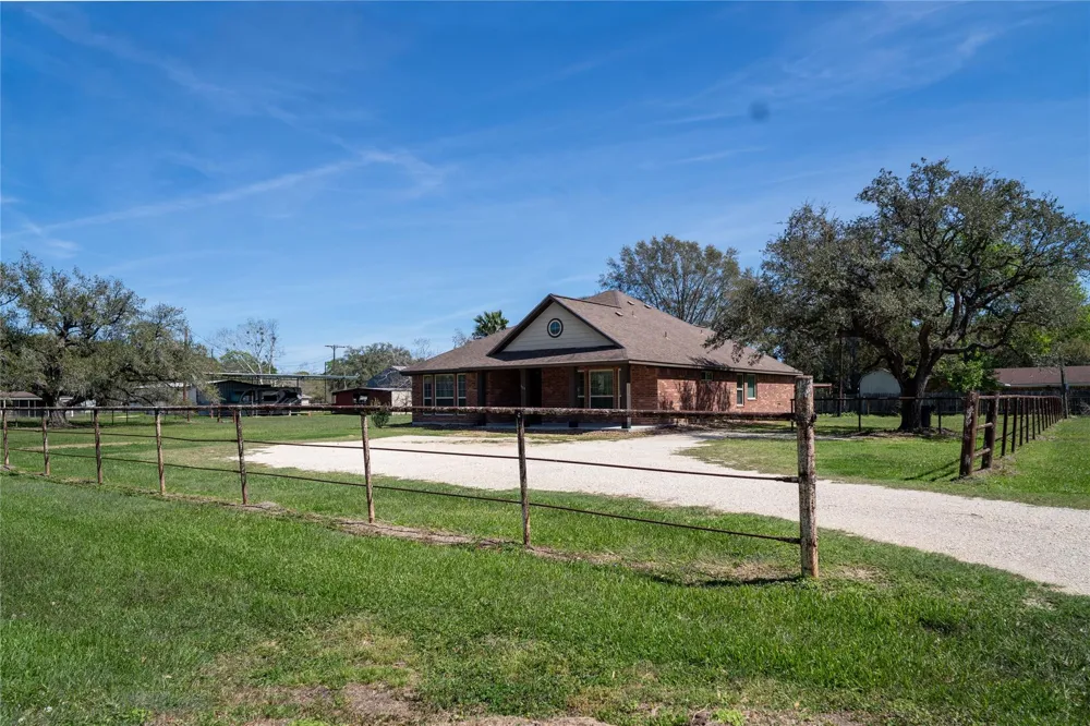 119 Hackberry Street Louise, TX 77455