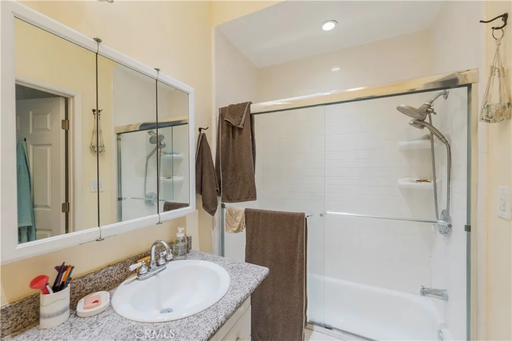 7211 Cozycroft #32 Winnetka, CA 91306