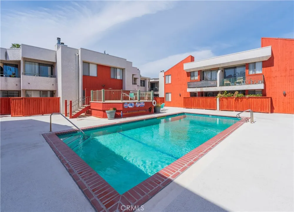7211 Cozycroft #32 Winnetka, CA 91306