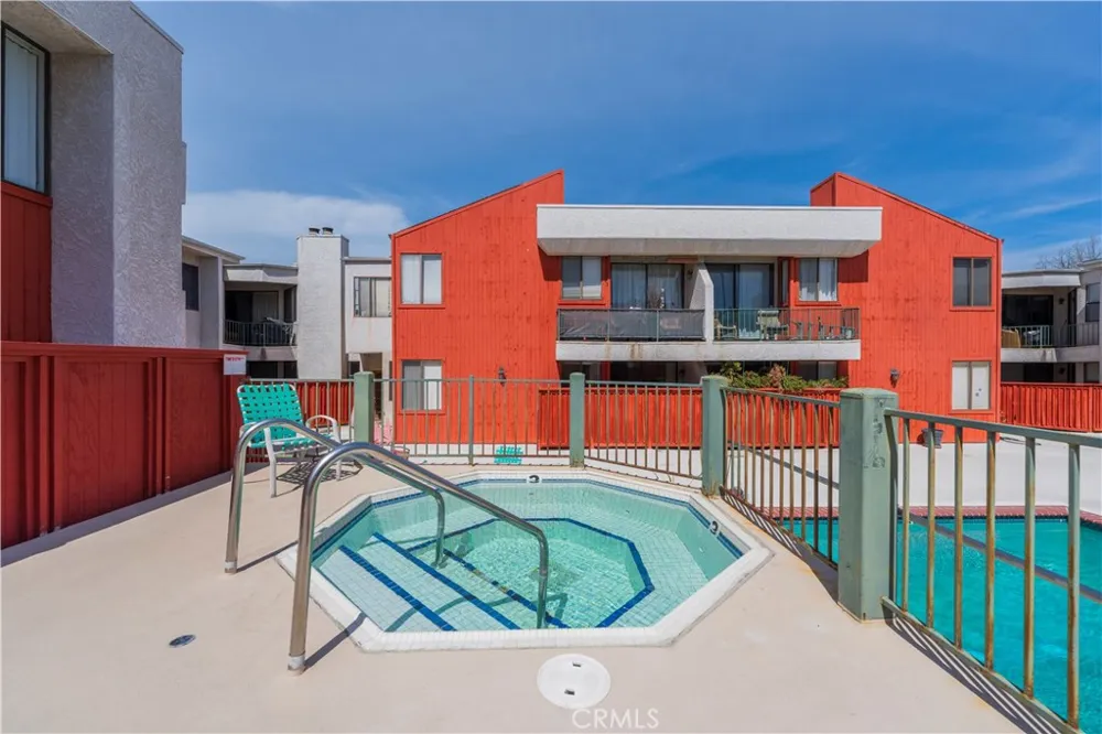 7211 Cozycroft #32 Winnetka, CA 91306