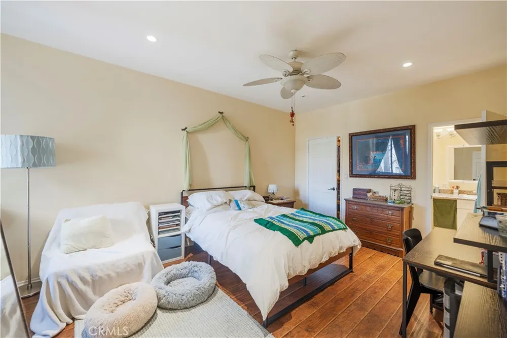 7211 Cozycroft #32 Winnetka, CA 91306