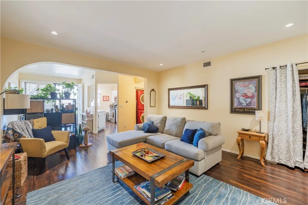 7211 Cozycroft #32 Winnetka, CA 91306