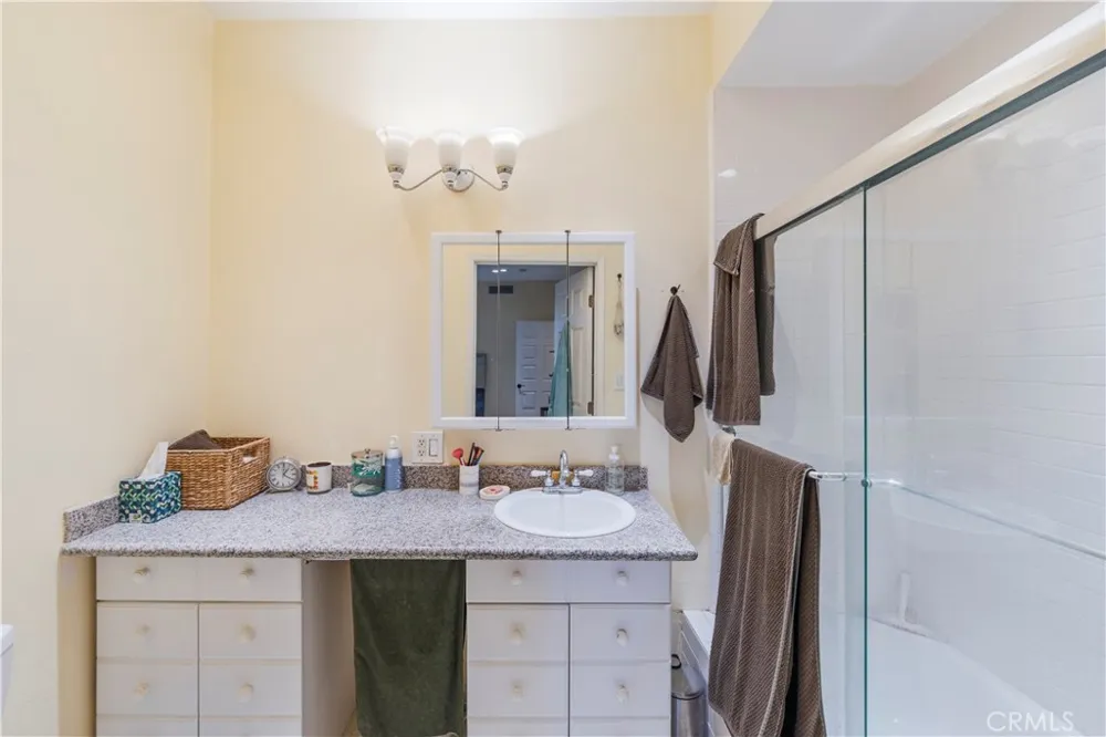 7211 Cozycroft #32 Winnetka, CA 91306