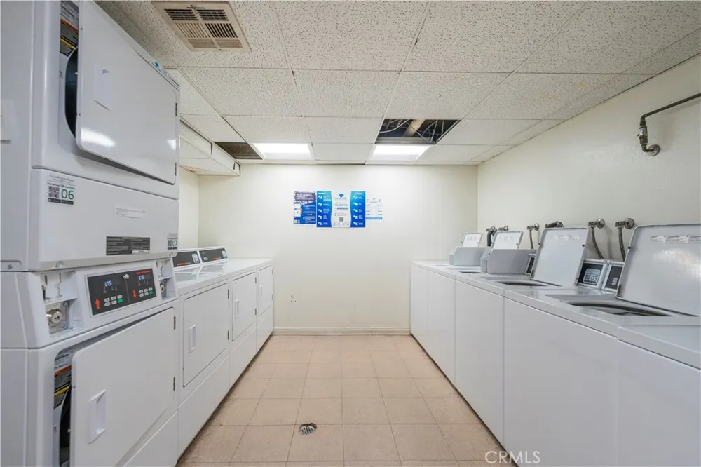 7211 Cozycroft #32 Winnetka, CA 91306