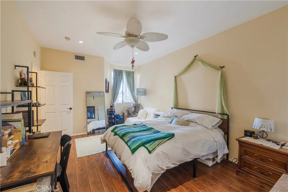 7211 Cozycroft #32 Winnetka, CA 91306